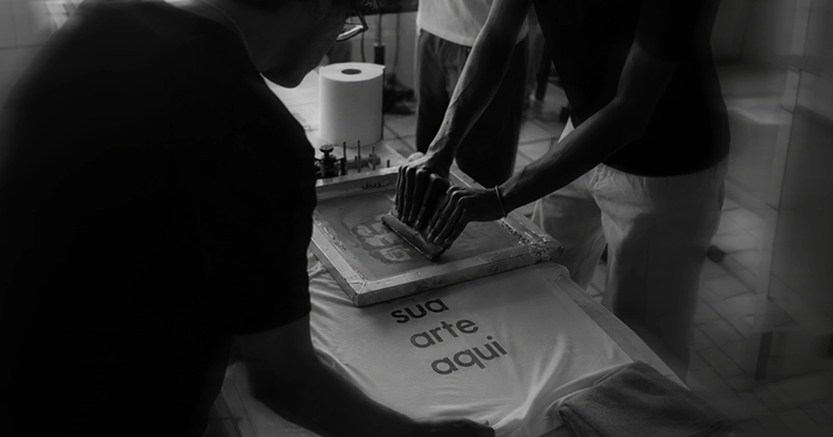 Silk screen o que é: serigrafia com tela e tinta sobre camiseta